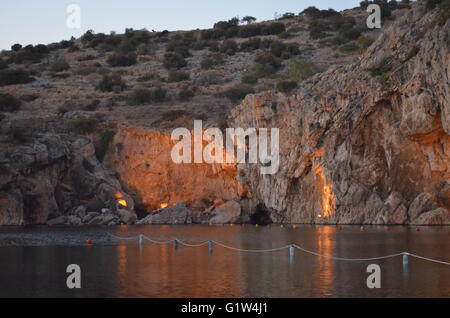 Vouliagmeni lago , città di Atene , Grecia . E' un bellissimo luogo in cui una persona può bere caffè , mangiare , o nuotare ! Grotta Antica. Foto Stock