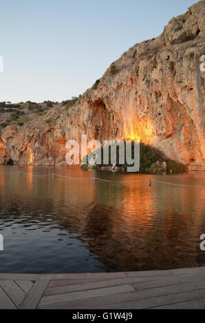 Vouliagmeni lago , città di Atene , Grecia . E' un bellissimo luogo in cui una persona può bere caffè , mangiare , o nuotare ! Grotta Antica. Foto Stock