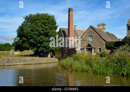 " Il Vecchio Mulino " mulino ad acqua con il camino in Lower Slaughter vicino a Bourton-on-the-acqua in Cotswolds, Inghilterra. Foto Stock