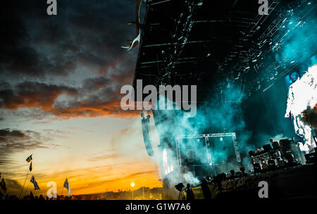 La Chemical Brothers sull'altro stadio a Glastonbury Festival Foto Stock