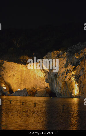 Vouliagmeni lago , città di Atene , Grecia . E' un bellissimo luogo in cui una persona può bere caffè , mangiare , o nuotare ! Grotta Antica. Foto Stock