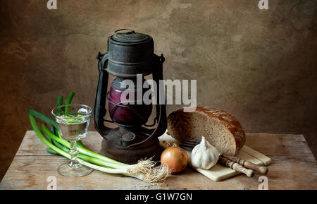 Ancora in vita con lampada e varie verdure organiche con pane Foto Stock