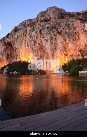 Vouliagmeni lago , città di Atene , Grecia . E' un bellissimo luogo in cui una persona può bere caffè , mangiare , o nuotare ! Grotta Antica. Foto Stock