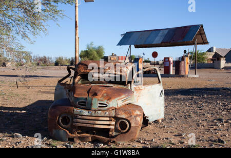 Vecchia auto arrugginito per motivi di Altekalkofen Lodge vicino a Keetmanshoop in Namibia Foto Stock