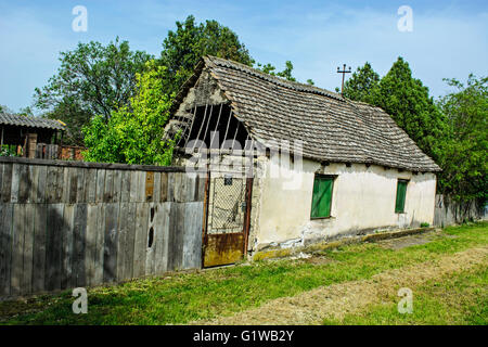 Vecchia casa colonica diroccata in attesa di lavori di demolizione o di riparazione. Foto Stock