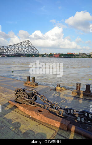 Le navi da passeggeri e molo sul Fiume Hooghly, con quella di Howrah Bridge a sfondo, Calcutta, West Bengal, India Foto Stock