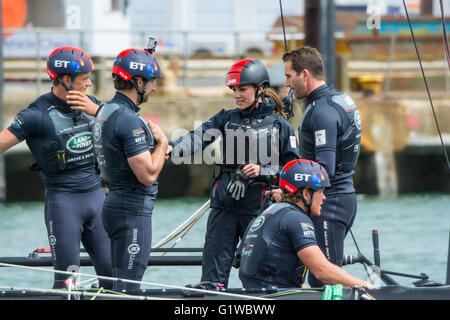 La Duchessa di Cambridge e Sir Ben Ainslie sul bordo della Coppa America catamarano a Portsmouth, nel Regno Unito il 20 maggio 2016. Foto Stock