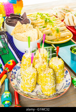 Fiesta party tavolo buffet con il piccante messicana sulla pannocchia di mais e altri tradizionali cibo messicano. Foto Stock