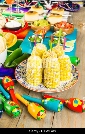 Fiesta party tavolo buffet con il piccante messicana sulla pannocchia di mais e altri tradizionali cibo messicano. Foto Stock