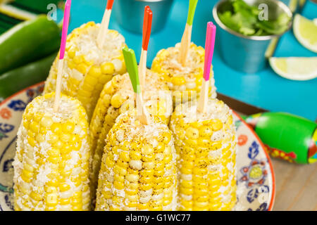 Fiesta party tavolo buffet con il piccante messicana sulla pannocchia di mais e altri tradizionali cibo messicano. Foto Stock