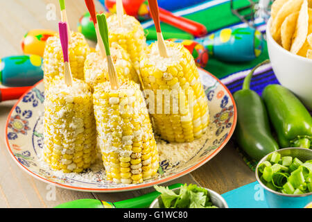 Fiesta party tavolo buffet con il piccante messicana sulla pannocchia di mais e altri tradizionali cibo messicano. Foto Stock