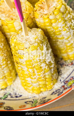 Fiesta party tavolo buffet con il piccante messicana sulla pannocchia di mais e altri tradizionali cibo messicano. Foto Stock