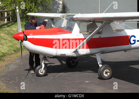 Controlli pilota l'ala serbatoi di combustibile di un club di volo Cessna 152 NEL REGNO UNITO Foto Stock
