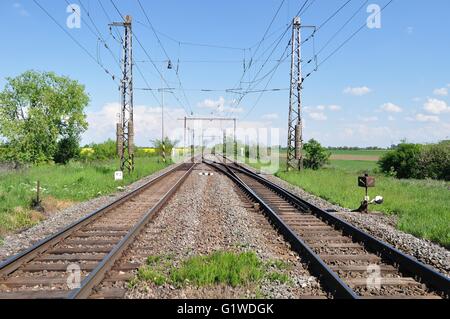 Due binari ferroviari in una scena rurale Foto Stock