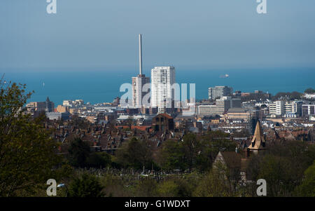Vista sulla città di Brighton dal basso dell'inquilino assegnazioni guardando verso il Sussex Heights appartamenti e i360 torre di osservazione Foto Stock