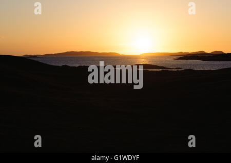 Bel tramonto sulla spiaggia a Omey Island, Connemara, nella contea di Galway, Irlanda Foto Stock