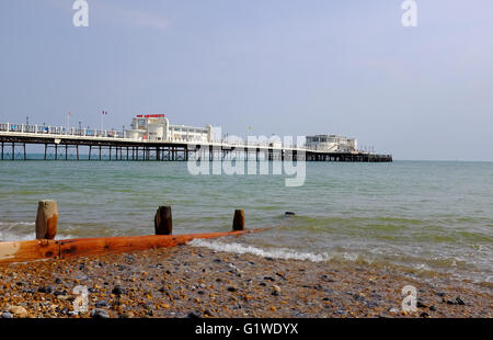 Worthing West Sussex Regno Unito Vista - Worthing Pier dalla spiaggia Foto Stock