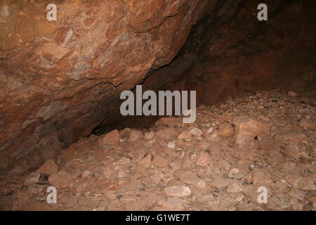 Una caverna in una montagna Foto Stock