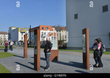 Infostelen, Gedenkstaette Berliner Mauer, Bernauer Strasse, nel quartiere Mitte di Berlino, Deutschland Foto Stock