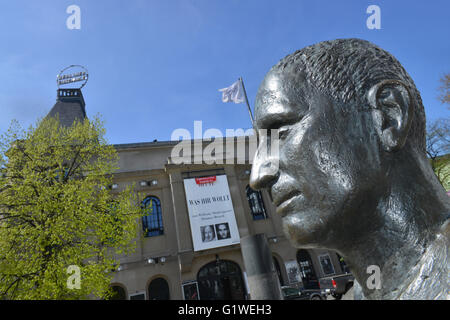 Bertolt Brecht statua, Berliner Ensemble, Schiffbauerdamm, nel quartiere Mitte di Berlino, Deutschland Foto Stock
