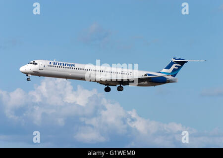 Finnair McDonnell Douglas MD-83 (DC-9-83) finali sulla pista 32. Foto Stock