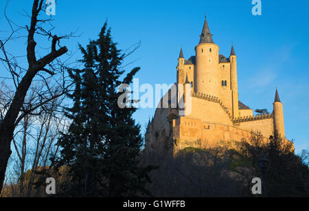 Segovia - castello Alcazar nella luce della sera. Foto Stock