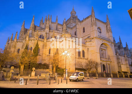 SEGOVIA, SPAGNA, aprile - 15, 2016: La Cattedrale Nuestra Señora de la Asunción y de San Frutos de Segovia al crepuscolo. Foto Stock