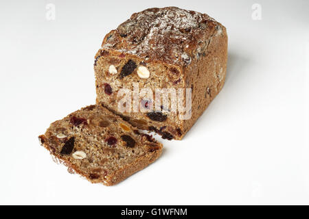 Il tedesco il pane di frutta su bianco Foto Stock