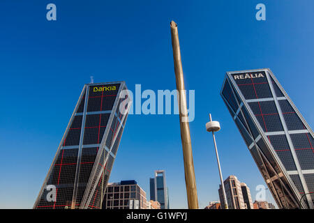 MADRID, Spagna - 16 Marzo 2016: torri di Puerta de Europa, furono costruiti nel 1996 e sono i primi grattacieli inclinati in Foto Stock