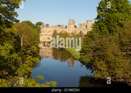 Il Castello di Warwick, un castello medievale risalente al XI secolo e il fiume Avon, Warwick, Warwickshire England Regno Unito Foto Stock