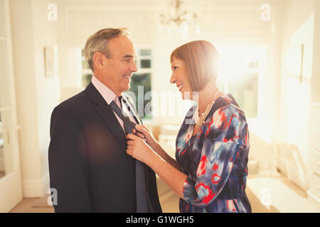 Sorridente moglie marito di legatura di cravatta Foto Stock
