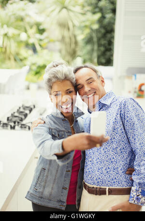 Entusiasta Coppia matura tenendo selfie Foto Stock