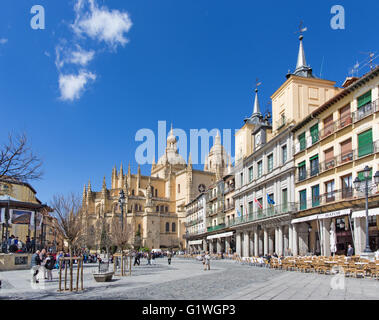 SEGOVIA, SPAGNA, aprile - 15, 2016: La Plaza Mayor e la Cattedrale. Foto Stock