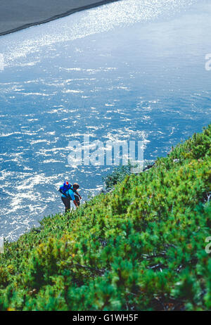 Turista americano escursionismo sopra il fiume Belaya, Chukchi Peninsula, Regione Magadon, Siberia, ex Unione Sovietica Foto Stock