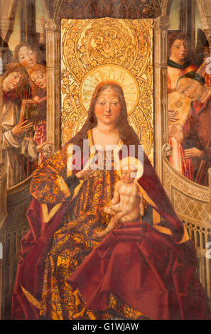 AVILA, Spagna, aprile - 18, 2016: La Madonna in trono da Garcia del Barco (1496) nella Catedral de Cristo Salvador Foto Stock