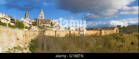 Segovia - il panorama delle mura e la torre della cattedrale in background. Foto Stock