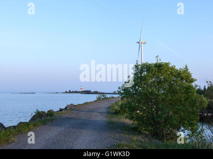 UMEA, SVEZIA IL 02 GIUGNO 2013. Vista di una potenza eolica park, tralicci e un faro. Percorso fino ai mulini a vento. L'estate. Editoriale Foto Stock