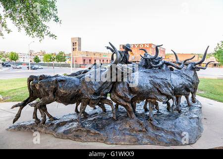 T. D. Kelsey la scultura in bronzo di Longhorn cattle drive in Stockyards quartiere di Fort Worth Foto Stock