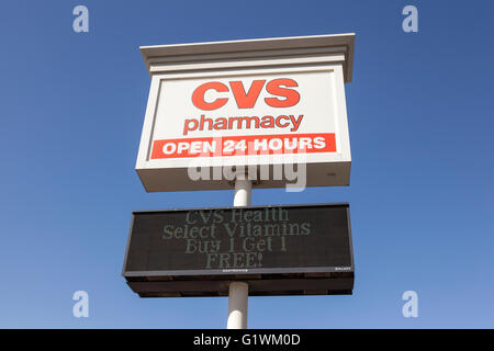 CVS Pharmacy Store Billboard. CVS è la più grande catena di farmacia negli Stati Uniti Foto Stock