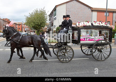 Il corteo contenente il corpo di assassinati School girl Tia Sharp entra Garth Road crematorio in Morden Foto Stock