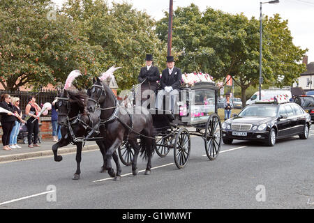 Il corteo contenente il corpo di assassinati School girl Tia Sharp entra Garth Road crematorio in Morden Foto Stock