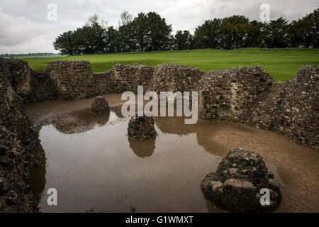 Rovine di parte della vecchia cattedrale Sarum entro l età del ferro hill fort vicino a Salisbury, Wiltshire, Regno Unito Foto Stock