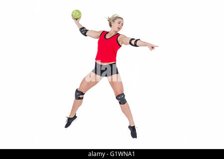 Atleta femminile con il gomito pad gettando la pallamano Foto Stock
