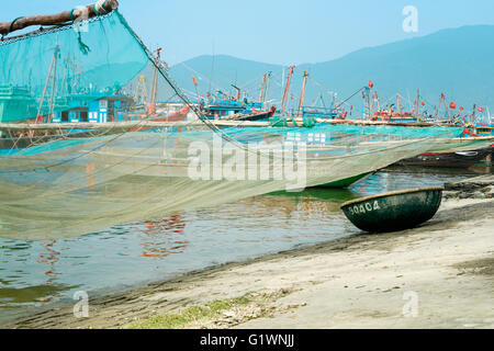 Tradizionale barca da pesca con rete e Bamboo Carrello barca presso il Villaggio di Pescatori di Da Nang, Vietnam del Sud Foto Stock
