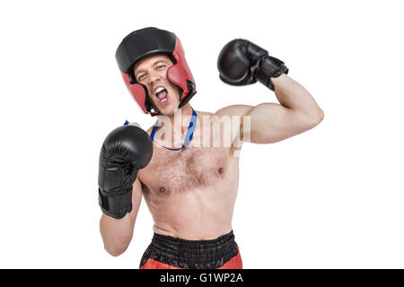 Boxer che indossa la medaglia di eseguire la presa di posizione di inscatolamento Foto Stock