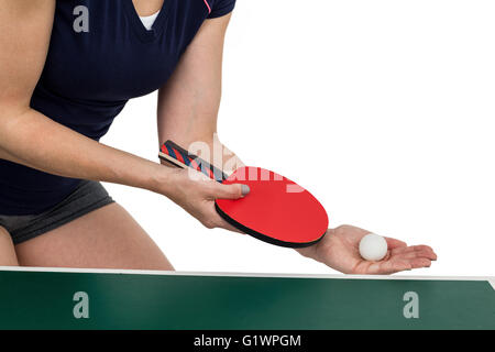 Atleta femminile giocando a ping-pong Foto Stock