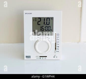 Il riscaldamento del termostato sul pannello di controllo Foto Stock