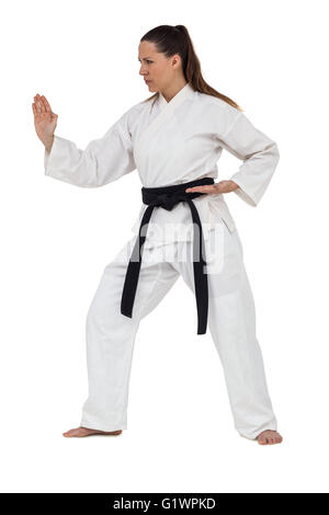 Combattente donna eseguendo il karate posizione Foto Stock