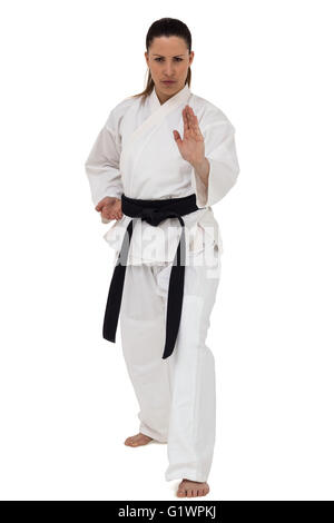 Combattente donna eseguendo il karate posizione Foto Stock
