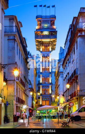 L'ascensore de Santa Justa a Lisbona di notte Foto Stock